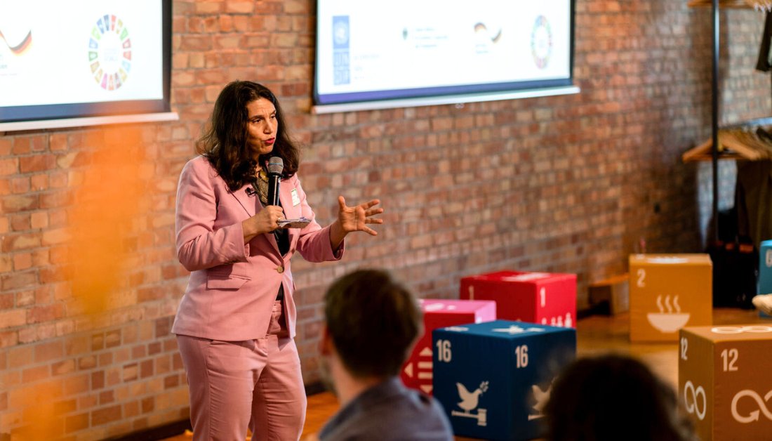 "With thanks to <a href="/BMZ_Bund/">Bundesentwicklungsministerium</a>, <a href="/UNDP/">UN Development</a> is finding opportunities with business leaders to share intelligence &amp; test out new ideas as we build the world’s first globally distributed R&amp;D capability for the SDGs"- <a href="/UNDPAccLabs/">UNDP Accelerator Labs</a> @gina_labs 

💡undpacclabs.com/innovativepart…
#PartnersAtCore