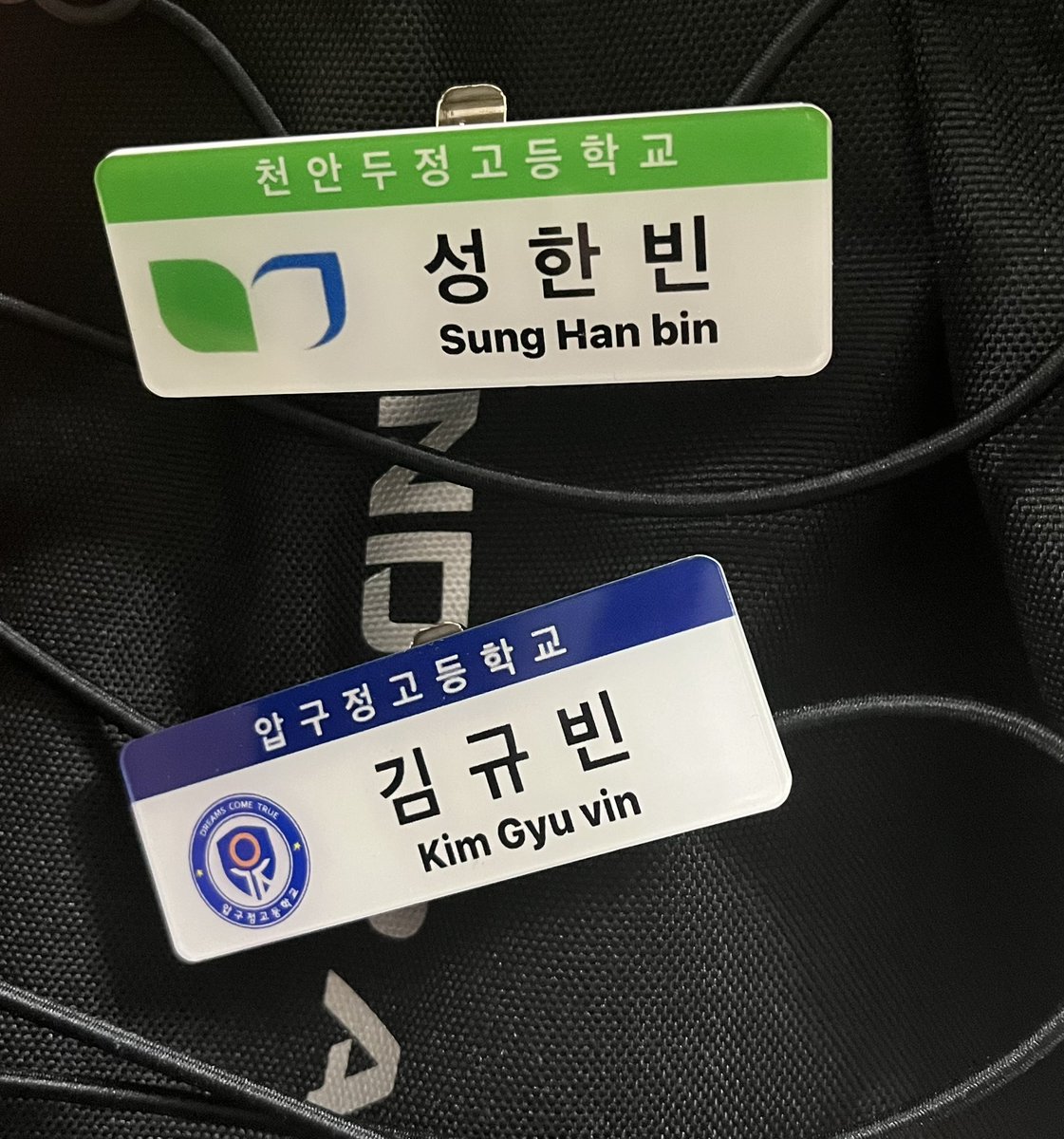 10_12n__'s tweet photo. #rt 추첨 한 분께 원하시는 명찰을 보내드립니다!

규빈이가 착용한 제베원 아크릴 명찰🧡

기간 6/25 ~ 7/9 23:59

https://t.co/GPssAY94V3 https://t.co/WXmNhch5H3