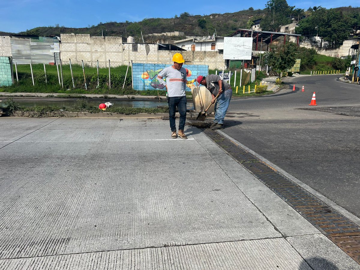 SantosDalia's tweet photo. Limpieza de drenajes en bulevar #Reformadores zona 4 de #VillaNueva #Precaución en el #TraficoVN respete las señales de #TraficoVN https://t.co/TPEF1pCgKy