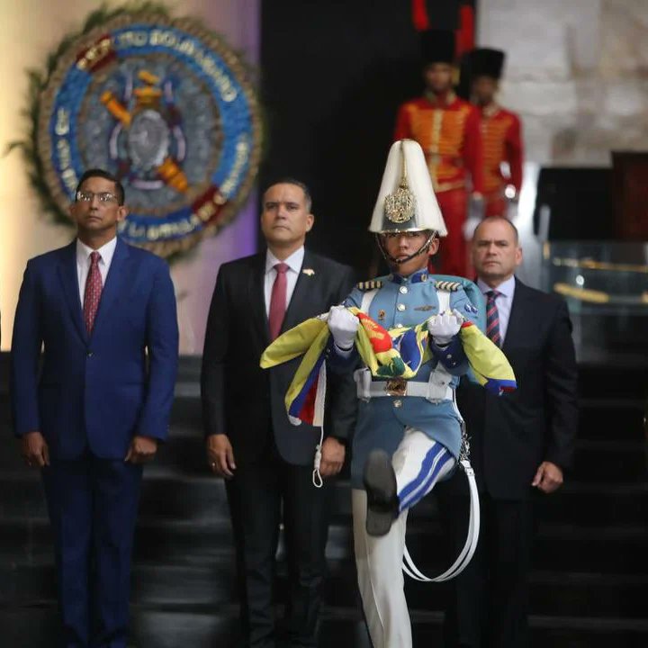 die_monagas's tweet photo. Desde el Complejo Monumental Panteón Nacional y Mausoleo del Libertador, autoridades del Gobierno nacional celebran actos conmemorativos del 203° Aniversario de la Batalla de Carabobo y Día del Ejército Bolivariano. https://t.co/4SeVilWlbX