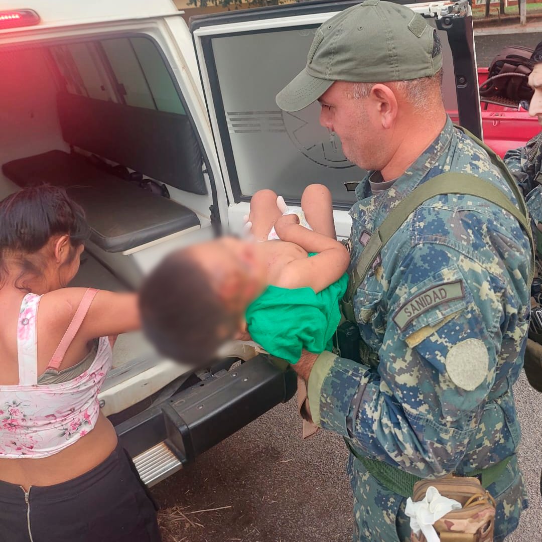 CODI_FTC's tweet image. [𝐂𝐚𝐧𝐢𝐧𝐝𝐞𝐲ú] [𝐒𝐀𝐏𝟓] 𝐄𝐕𝐀𝐂𝐔𝐀𝐂𝐈Ó𝐍 𝐌É𝐃𝐈𝐂𝐀 𝐄𝐍 𝐂𝐀𝐍𝐈𝐍𝐃𝐄𝐘Ú
Médicos de Combate del CODI-SAP 5 realizaron la evacuación médica, al hospital de Curuguaty de tres indígenas de la colonia de San Juan, accidentados en la vía pública.
#CODI #FTC_NORTE #SAP5