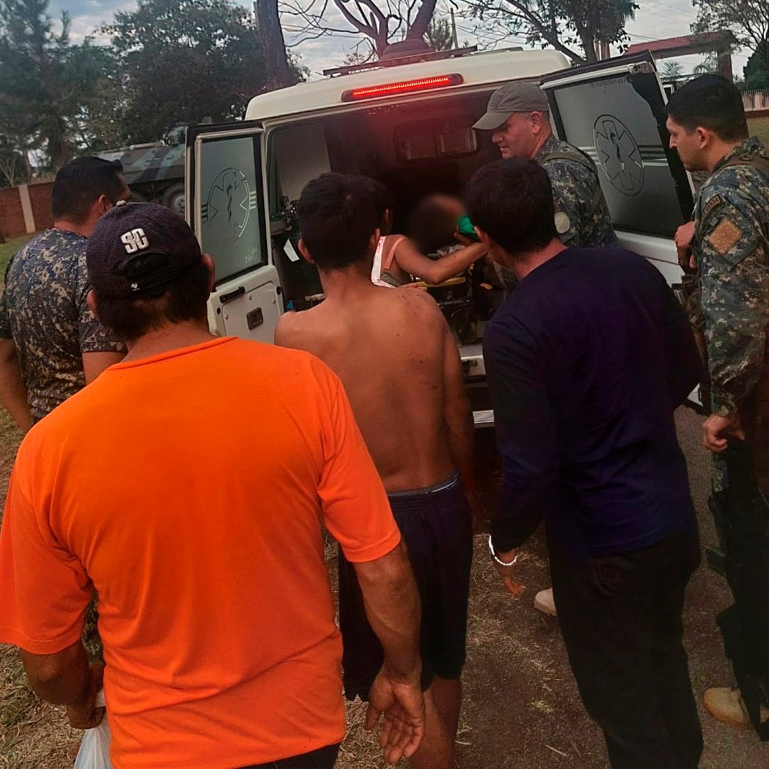 CODI_FTC's tweet image. [𝐂𝐚𝐧𝐢𝐧𝐝𝐞𝐲ú] [𝐒𝐀𝐏𝟓] 𝐄𝐕𝐀𝐂𝐔𝐀𝐂𝐈Ó𝐍 𝐌É𝐃𝐈𝐂𝐀 𝐄𝐍 𝐂𝐀𝐍𝐈𝐍𝐃𝐄𝐘Ú
Médicos de Combate del CODI-SAP 5 realizaron la evacuación médica, al hospital de Curuguaty de tres indígenas de la colonia de San Juan, accidentados en la vía pública.
#CODI #FTC_NORTE #SAP5