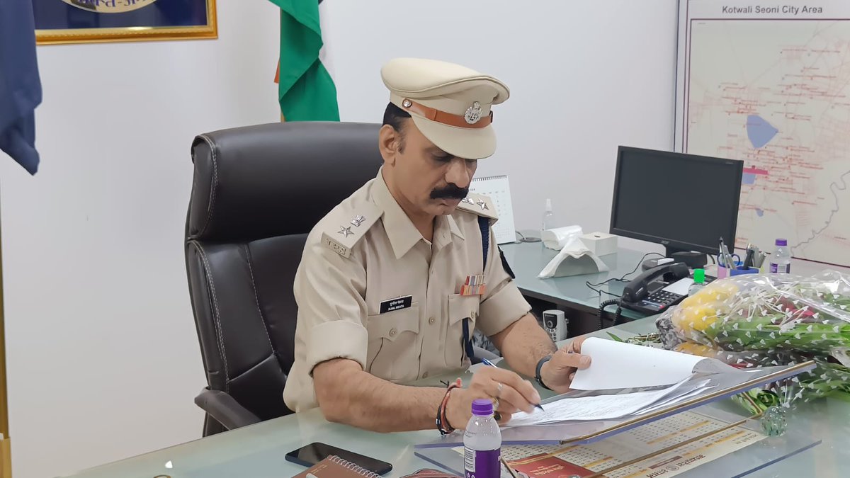 sp_seoni's tweet image. नवागत पुलिस अधीक्षक श्री सुनील कुमार मेहता (भा.पु.से.) द्वारा आज शाम पुलिस अधीक्षक कार्यालय पहुंचकर पदभार ग्रहण किया गया।
@CMMadhyaPradesh @MPPoliceDeptt 
@mohdept @DGP_MP
@PHQ_Editorial 
@IGP_Jabalpur_MP 
@JansamparkMP
#Seoni 
#news