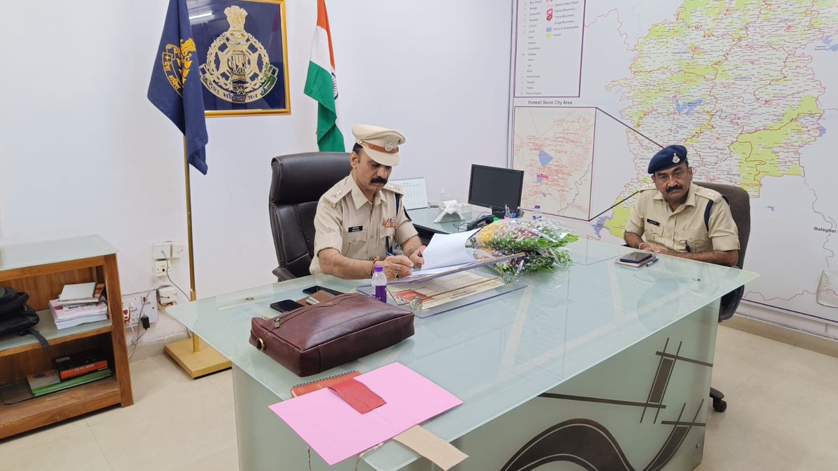 sp_seoni's tweet image. नवागत पुलिस अधीक्षक श्री सुनील कुमार मेहता (भा.पु.से.) द्वारा आज शाम पुलिस अधीक्षक कार्यालय पहुंचकर पदभार ग्रहण किया गया।
@CMMadhyaPradesh @MPPoliceDeptt 
@mohdept @DGP_MP
@PHQ_Editorial 
@IGP_Jabalpur_MP 
@JansamparkMP
#Seoni 
#news
