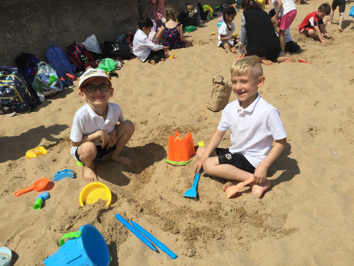 Y1Lambert's tweet photo. Fun in the sun at Cleethorpes today! https://t.co/ZH1lu5SiKl