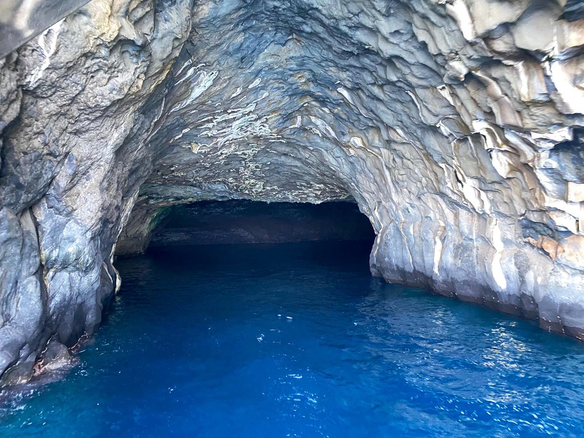 alpersant's tweet photo. Último día completo en la isla para surcar su escarpada costa, ver delfines , el Poris de Candelaria y la cueva bonita. https://t.co/NKcE0wo0i1