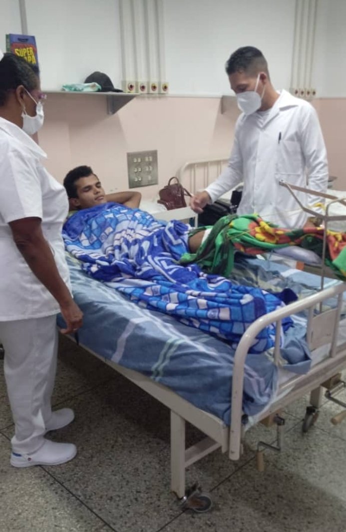Misión Médica🇨🇺 Bolívar🇻🇪 (@cubacooperabol2) on Twitter photo CDI La Paragua ,Estado #Bolivar se realiza pase de visita a pacientes hospitalizados .<a href="/cubacooperaven/">Misión Médica Cubana en Venezuela</a> <a href="/Cubacooperabol2/">Misión Médica🇨🇺 Bolívar🇻🇪</a> #CubaCoopera #CubaPorLaVida CDI La Paragua ,Estado #Bolivar se realiza pase de visita a pacientes hospitalizados .<a href="/cubacooperaven/">Misión Médica Cubana en Venezuela</a> <a href="/Cubacooperabol2/">Misión Médica🇨🇺 Bolívar🇻🇪</a> #CubaCoopera #CubaPorLaVida