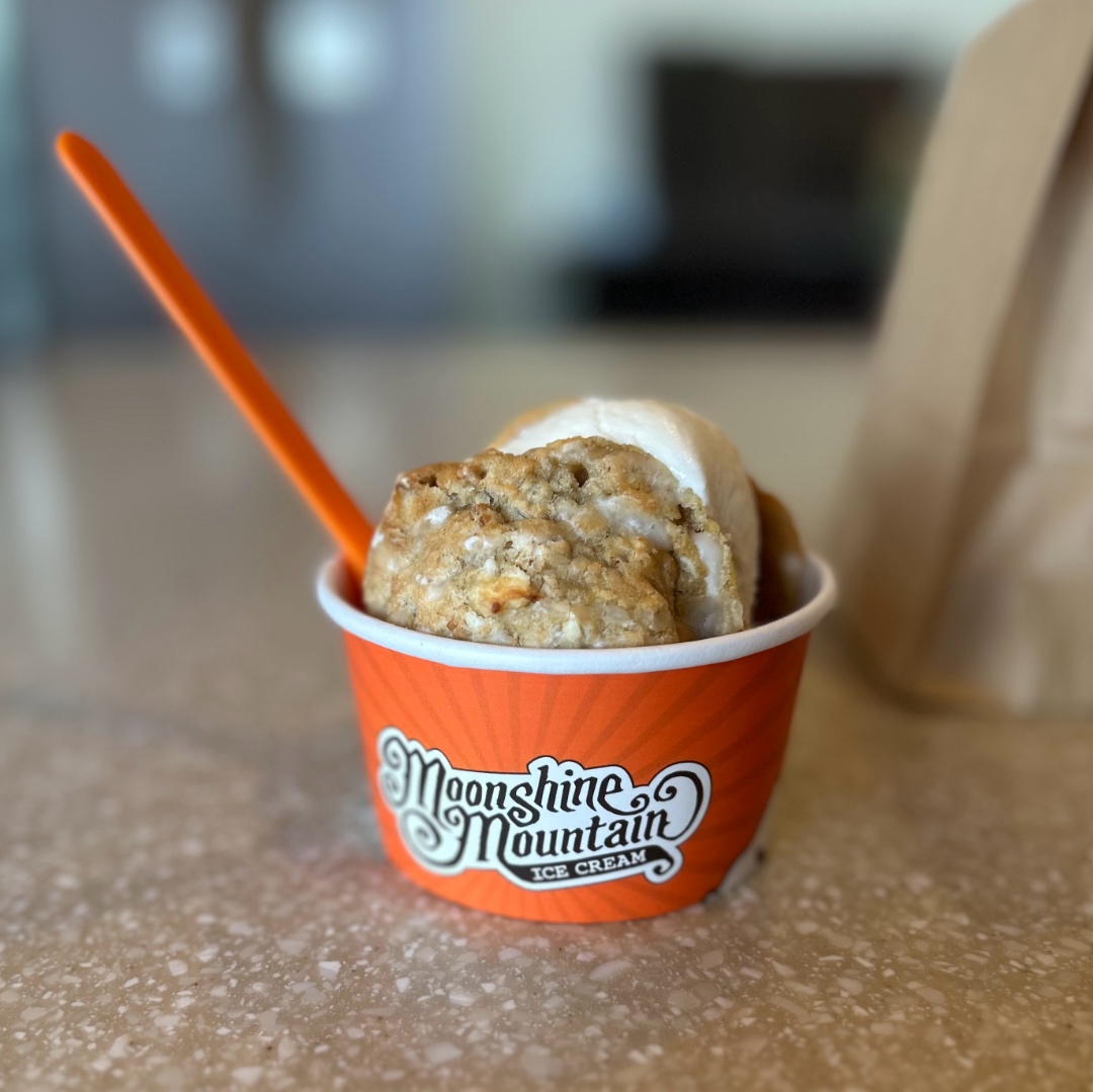 mmccknoxville's tweet photo. A classic chubby decker combination: 🍪 Happy Pappy & Vanilla! 🍨
#moonshinemountainicecream #moonshinemountain #icecream #homemade #localdairy #knnoxvilletn #knoxville #tennessee #moonshinemountaincookies #knoxvillesnewesticecreamshop #fresh #chubbydecker #happypappy #applep... https://t.co/ya3p8YKfqi