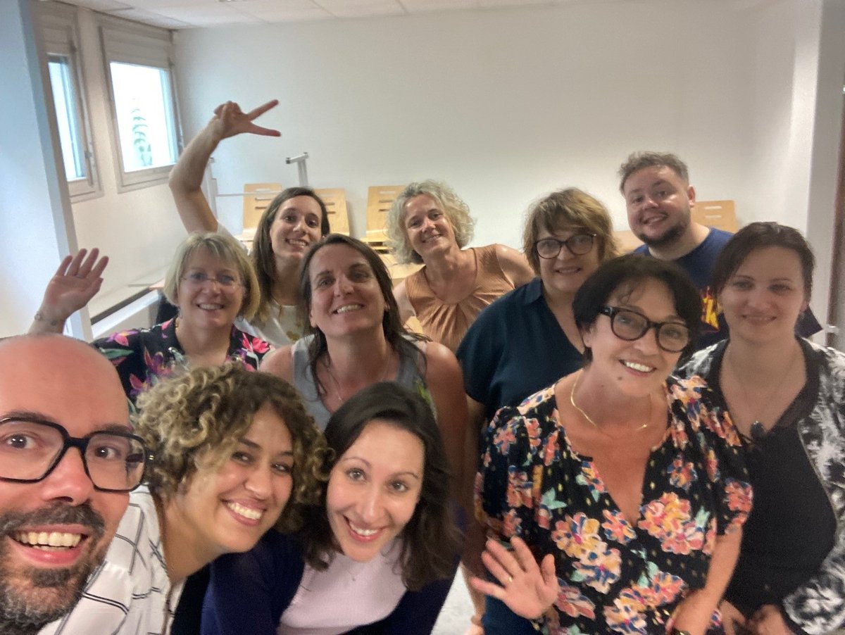 MSAFRANCHECOMTE's tweet photo. 🎭Pour la semaine de la #QVT, découverte du théâtre d'improvisation pour des agents de @msa_actu  le 20 juin dernier à @Lons_le_Saunier.

➡️L'occasion pour les 11 participant(e)s de travailler la prise de parole, la créativité et le lâcher-prise ! 

🙏à @Yoann_Ma pour l'animation https://t.co/U32cT3Jtcp