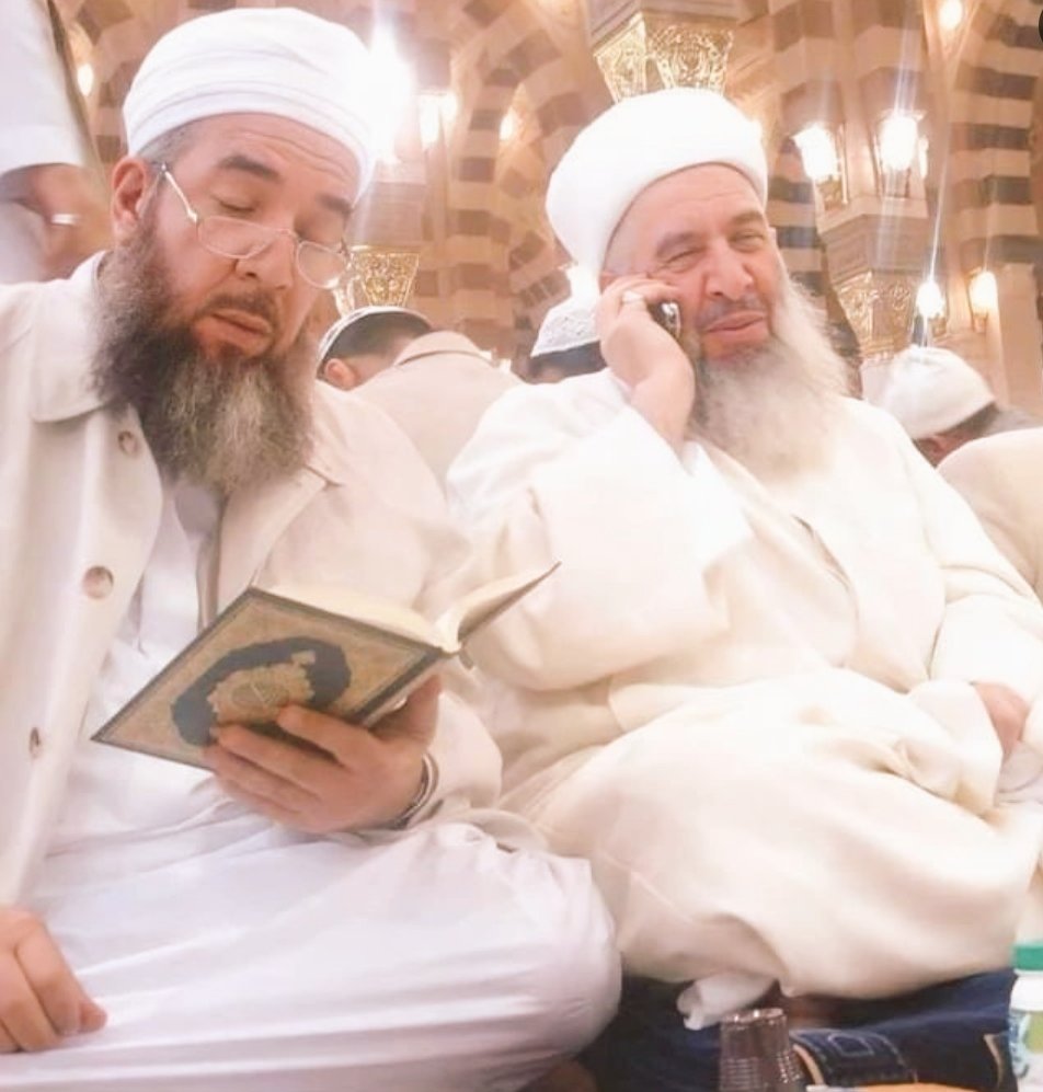 haddizatinda02's tweet photo. Kimin hayatına girdiyseniz, bembeyaz bir sayfa açtırdınız.. Allah'a kul, Muhammed aleyhisselam'a ümmet olma yolunda önderlik eden o yüce zâtlar.. Sevmek herkese nasip olmaz.. https://t.co/2E7ATyzTSU