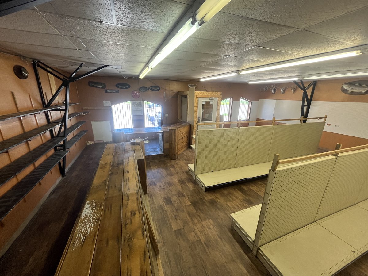LashleyLand's tweet photo. Commercial building for sale in Valentine, Nebraska! This all steel commercial building is in an excellent location at the intersection of Highway 20 and 97. This high traffic area is perfect for any new business. Check out the details here: https://t.co/8CA49GNvHr https://t.co/JwLeMN5Yez