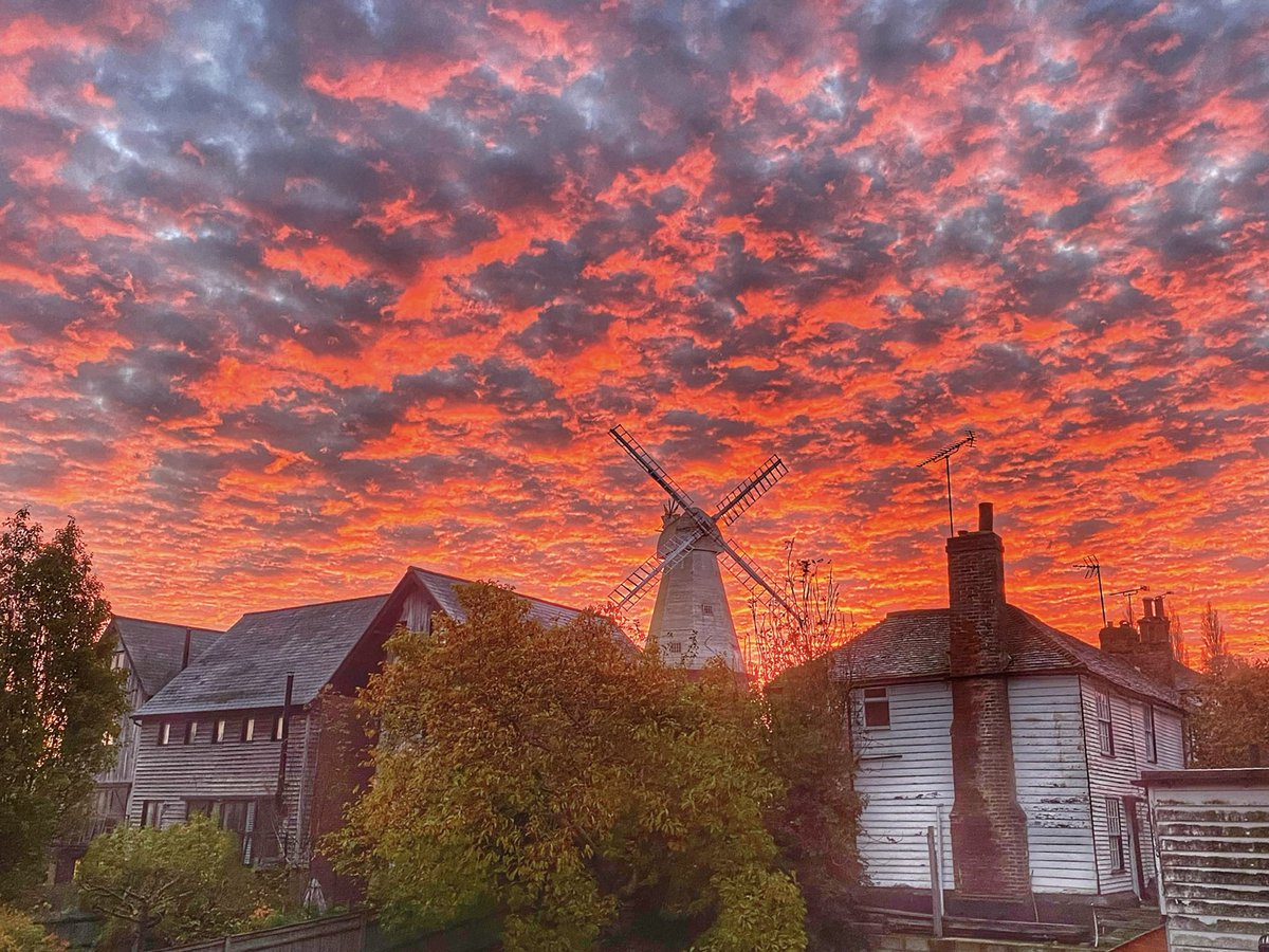 angloswissguy's tweet image. How could I not include a #sunset in my #ThemeOfTheWeek Technology #StormHour @StormHour windmills changed society - this one in Cranbrook, Kent