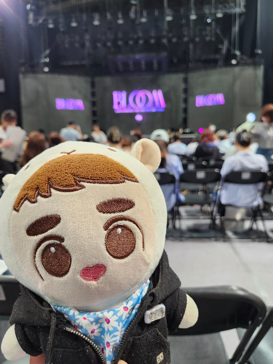Roe_0213's tweet photo. 都敬秀演唱會(　ﾟ∀ﾟ) ﾉ♡
召集朋友幫我搶票(當然包括耶穌
幫我搶到很好的位子
還抽到限定親簽海報!! d(d＇∀＇)
在演唱會之前死命的畫圖 _(:3 」∠ )_
(雖然他好像沒看到
出門還差點忘記帶手燈
坐在我右邊女生超淡定
害我這個社恐不敢太嗨
但都敬秀是我從小六喜歡到現在
我管他的   我直接叫爆! https://t.co/WDrYN8bDc5