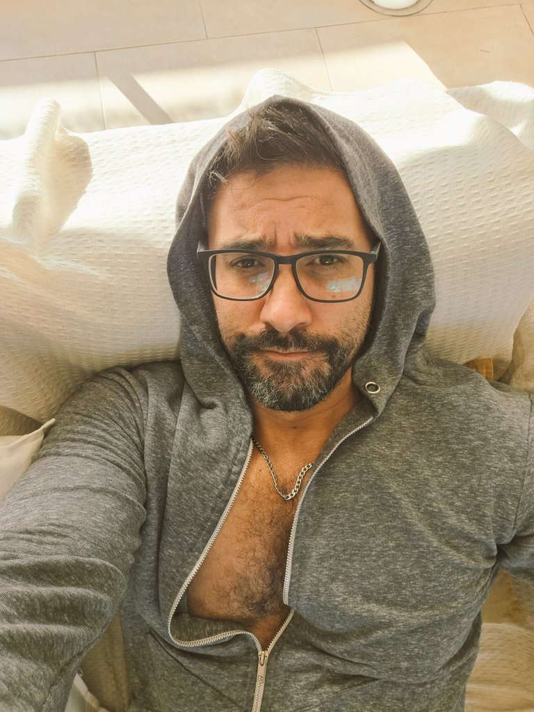 ... todo el dinfe xxl en cama, gripe y lpqtp 🤧, pero con el mejor enfermero! ❤️🐶 gracias cachorito.