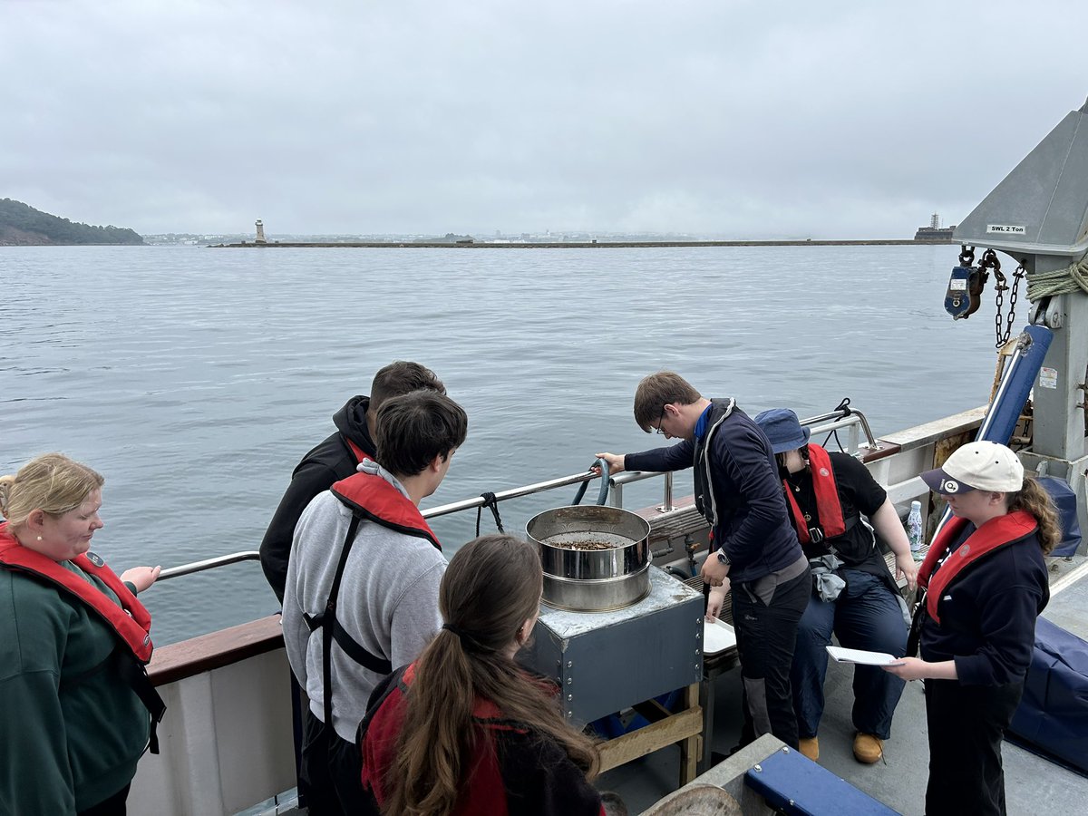 Day one of our Oceanography Fieldcourse <a href="/UoS_OES/">UoS OES</a>. We took the first group of students out to collect data for habitat mapping in Plymouth Sound. Had a great time &amp; the students worked really well together. Next group tomorrow 😀<a href="/unisouthampton/">University of Southampton</a>