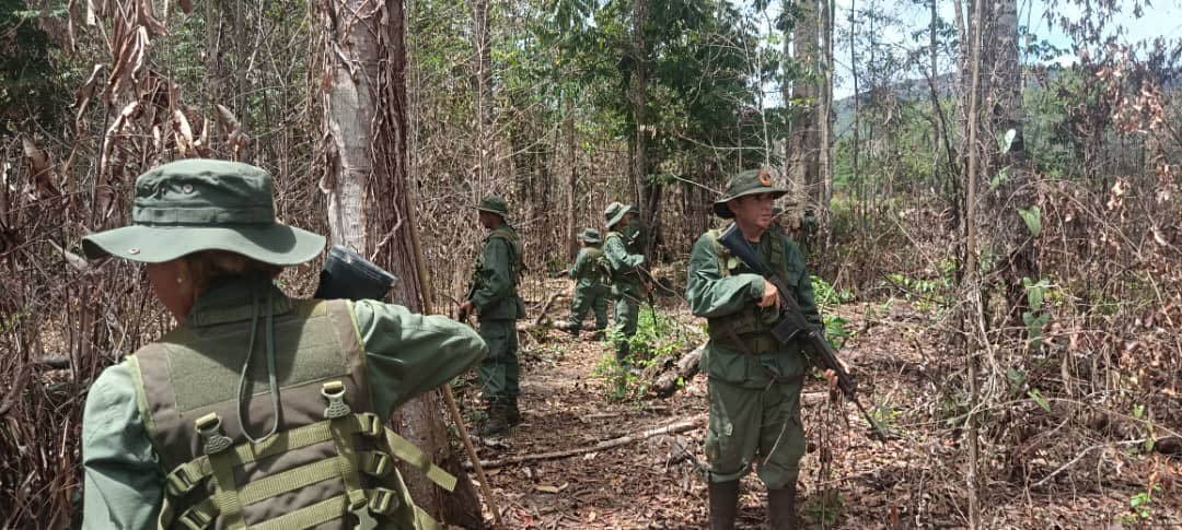 CEOFANBVE's tweet image. 🔁 RT || GJ. @dhernandezlarez: La #FANB junto a los OSC en despliegue permanente por la defensa de la patria !

#IntegrarEsVencer