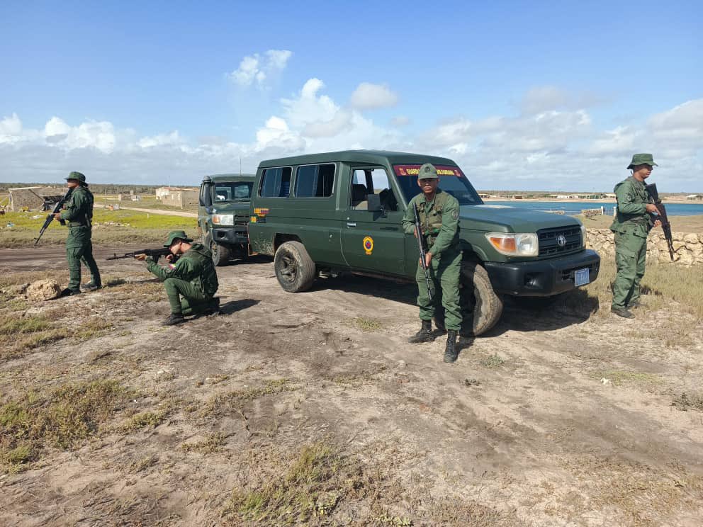 CEOFANBVE's tweet image. 🔁 RT || GJ. @dhernandezlarez: La #FANB junto a los OSC en despliegue permanente por la defensa de la patria !

#IntegrarEsVencer
