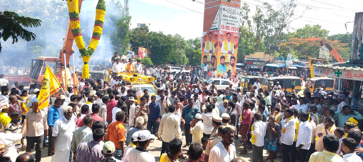 itdp_gudur120's tweet photo. శ్రీ డా|| పాశిం సునీల్ కుమార్ ,MLA విజయోత్సవ రాలి గూడూరు పట్టణం లోని టవర్ క్లాక్ సెంటర్ దగ్గర...
#PasimSuneelKumar
#HOPESUNEEL
#HOPEYASHP
#gudur https://t.co/EFoyZEZLXR