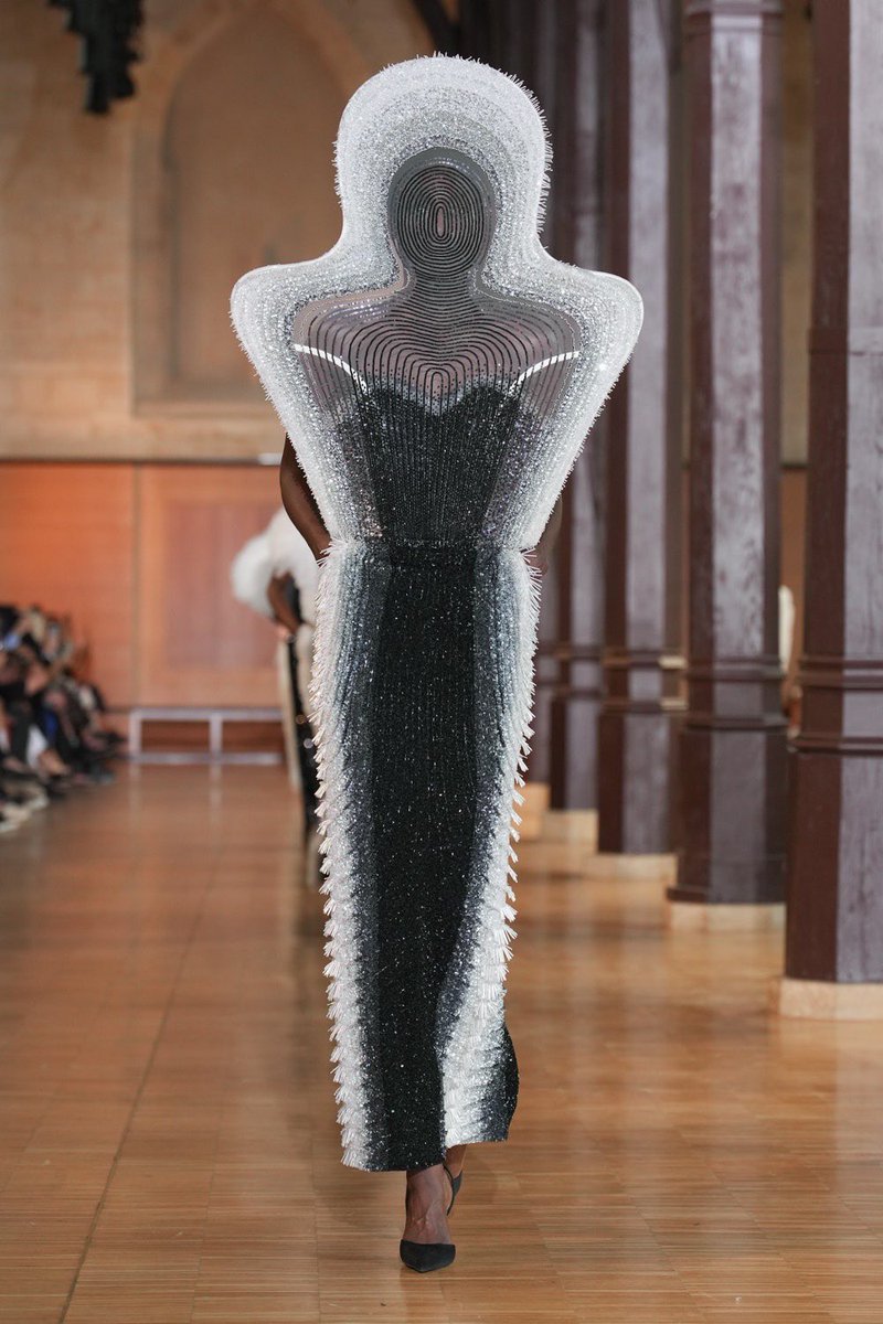 This is EXACTLY the kind of artistry I’m looking for in Couture collections 👏