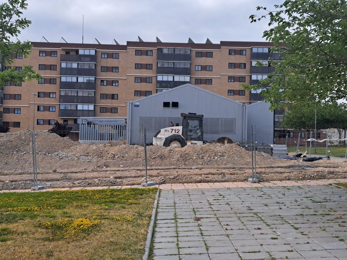 AmpaNavales's tweet photo. Lunes 24 de junio y seguimos sin ver movimiento en la parcela donde se tienen que construir nuestros barracones. Otro comienzo de curso mirando el reloj.... Nuestros hij@s no se merecen esto @ClaudiaPerezZGZ @Pilar_Alegria @arquerosarcosur https://t.co/mYhAO1pAU3
