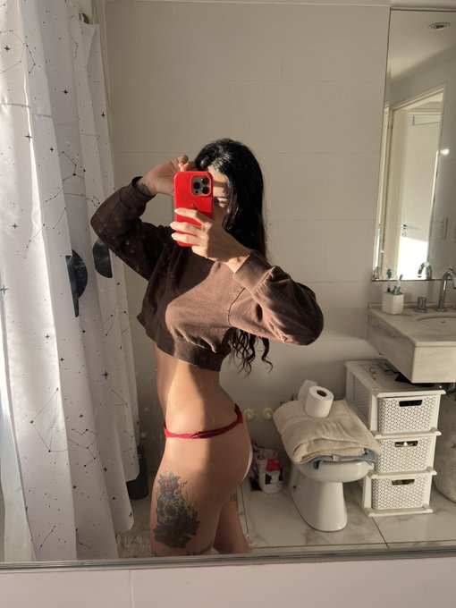 Sleepy selfie Monday 💤 https://t.co/0MHRzf9ZZf