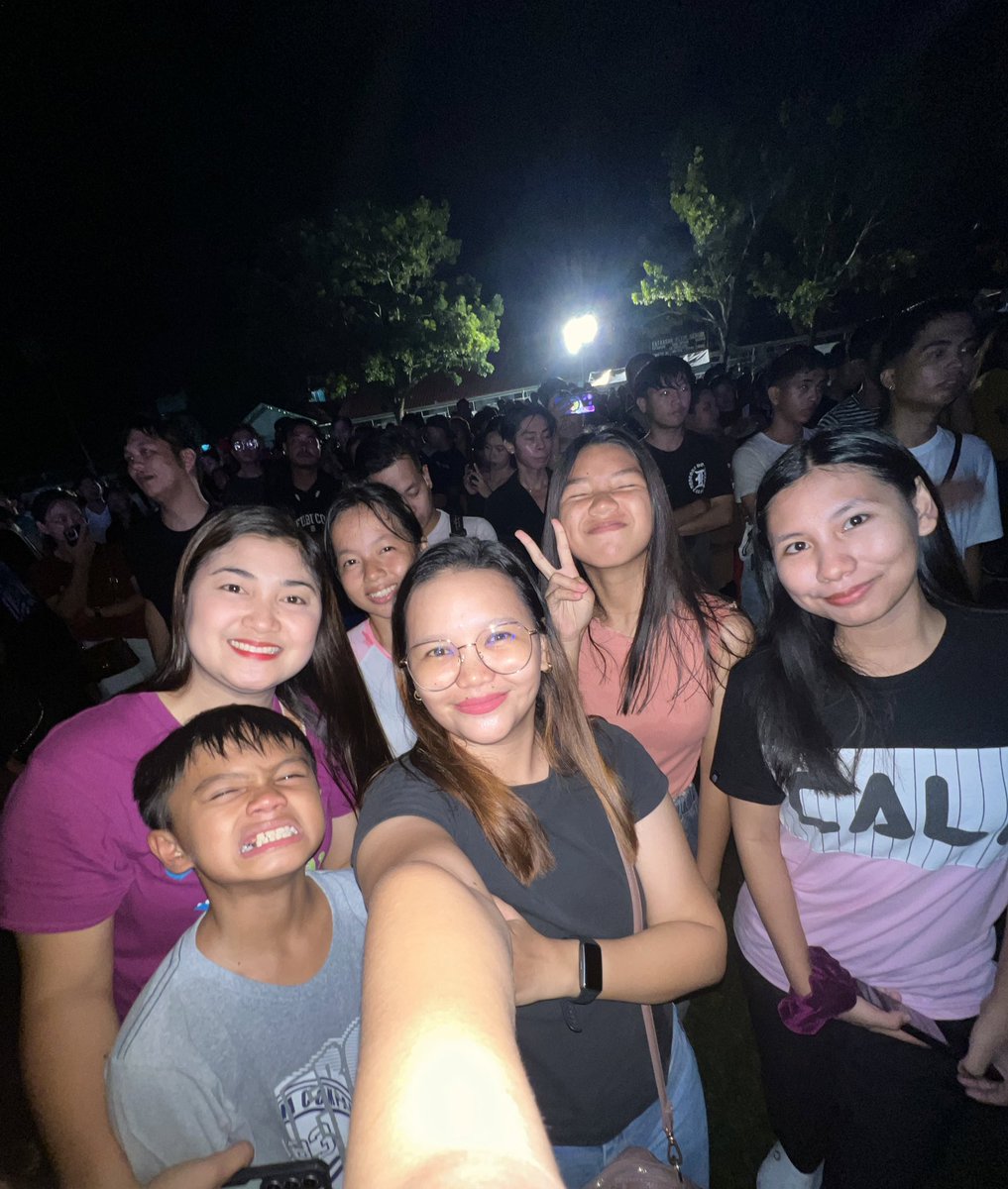 0408queenC's tweet photo. Reading ready na kami oh 😭 tapos biglang umulan ng malakas.. Uwi talaga kahit ayaw namin @silentsanctuary  😭 https://t.co/uocevTwC9C