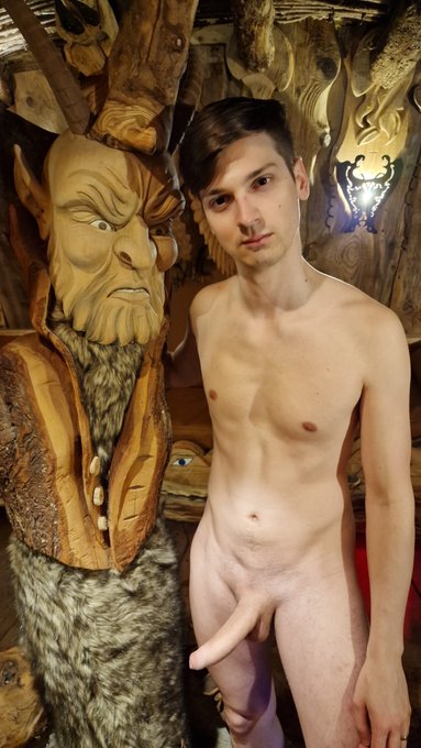 J'adore cet endroit, &ccedil;a donne une petite impression de film Disney je trouve. Je prends le r&ocirc;le du Prince<a href="/tag/maqueue"class="tags"><span>#maqueue</span></a>