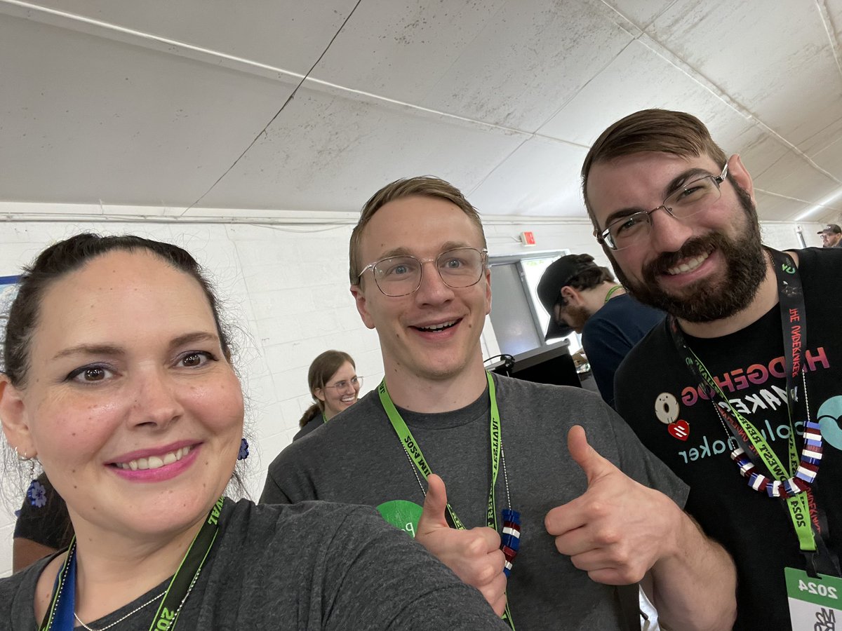 Liz B "pezliz" tweet media