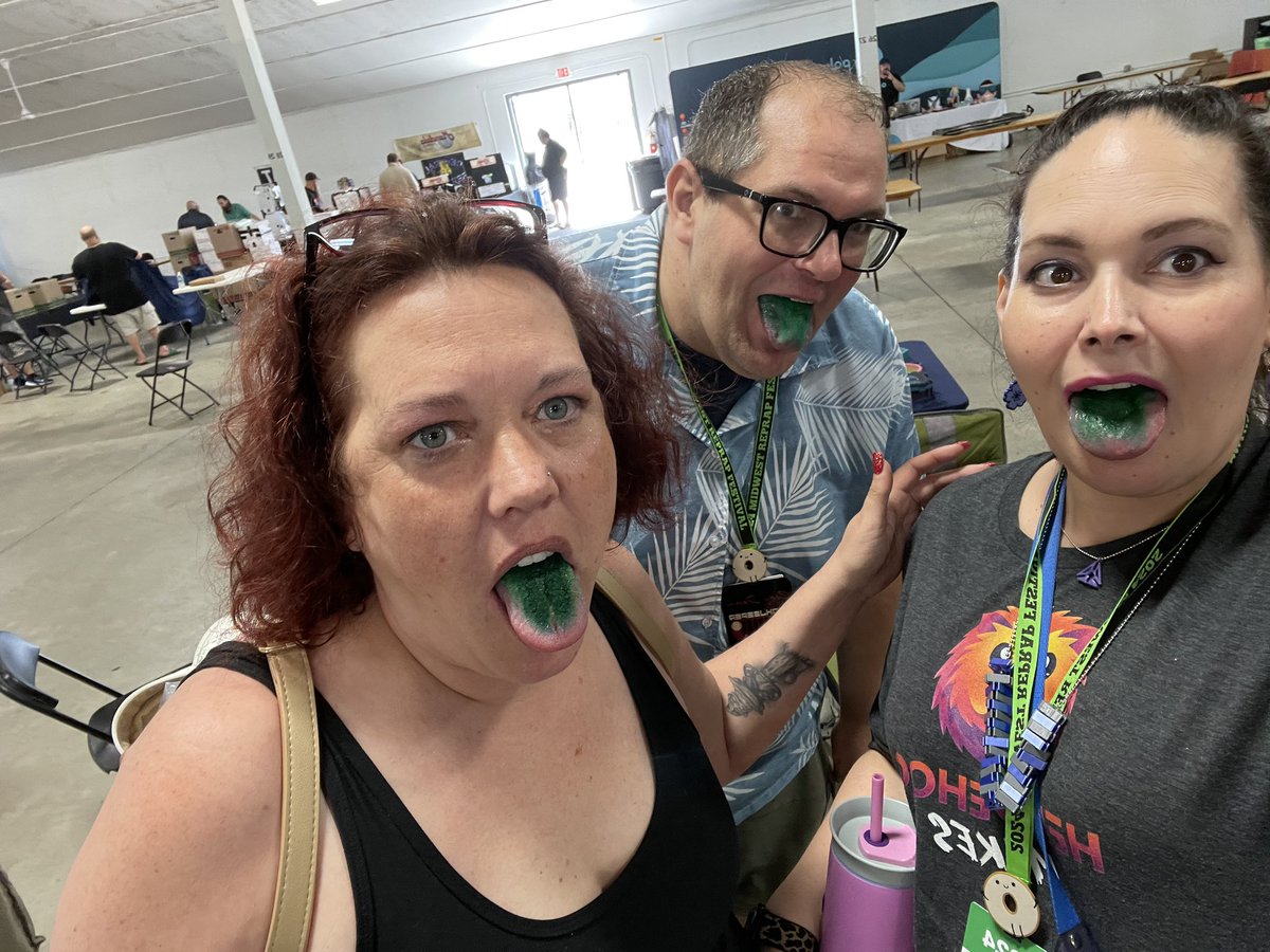 Liz B "pezliz" tweet media