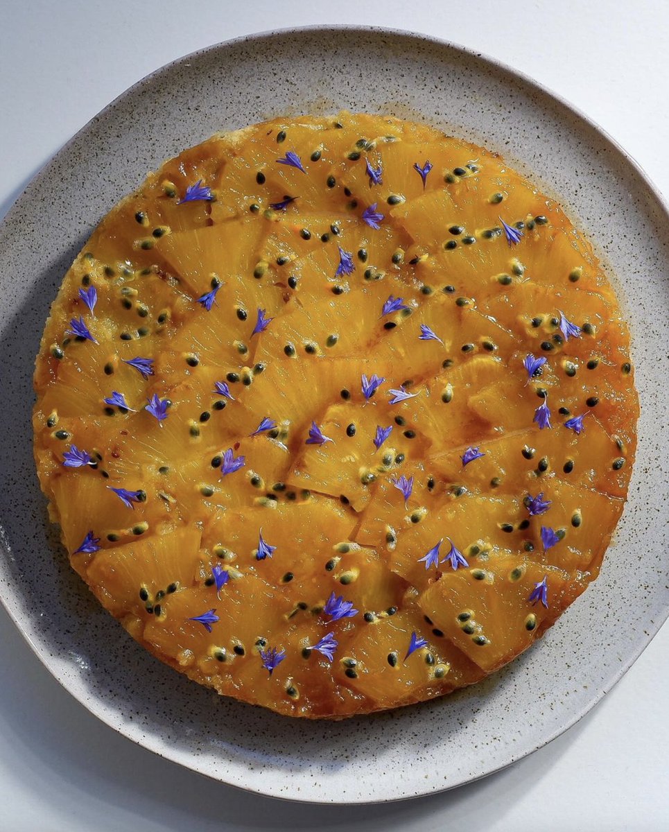 elleatable's tweet image. Un gâteau renversé à l'ananas et aux fruits de la passion imaginé par Sayana, à découvrir sur son compte !🍍🍰

📸 : sayanafewd via Instagram 

#dessert #ananas #summer #inspiration #food