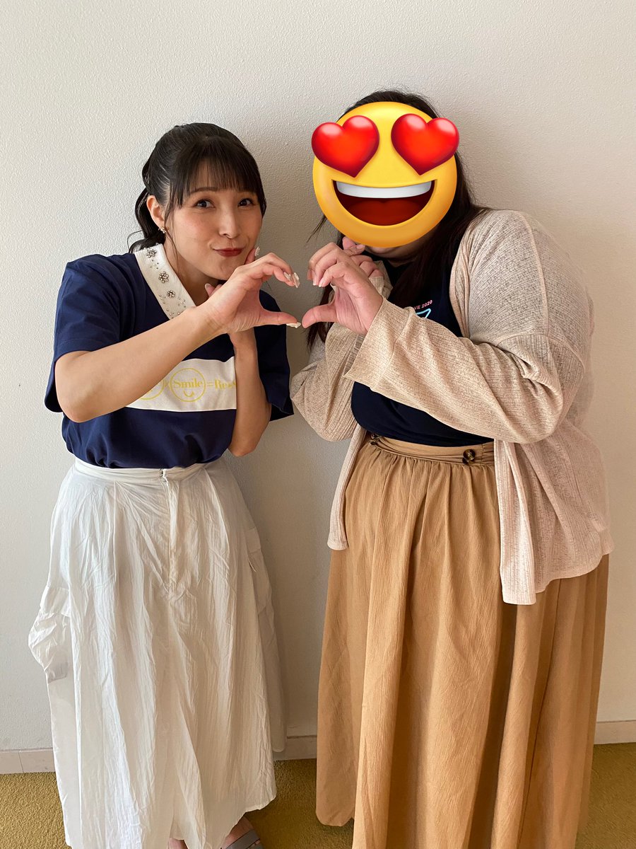 zhao_0509's tweet photo. 睽違六年的live🥰🥰
太讚了幸好我有去😭😭😭
看到えみつん出場的瞬間我覺得我都感動到快哭了😭

Fc環節的我看到えみつん只會傻笑太可惜了！動作也沒換啊啊啊，但是我跟她合照了耶好激動🤤

為了看演唱會衝一次日本好值得好充實的一天😆

#えみつんReDebutLIVE https://t.co/5vvbmvg7Cg