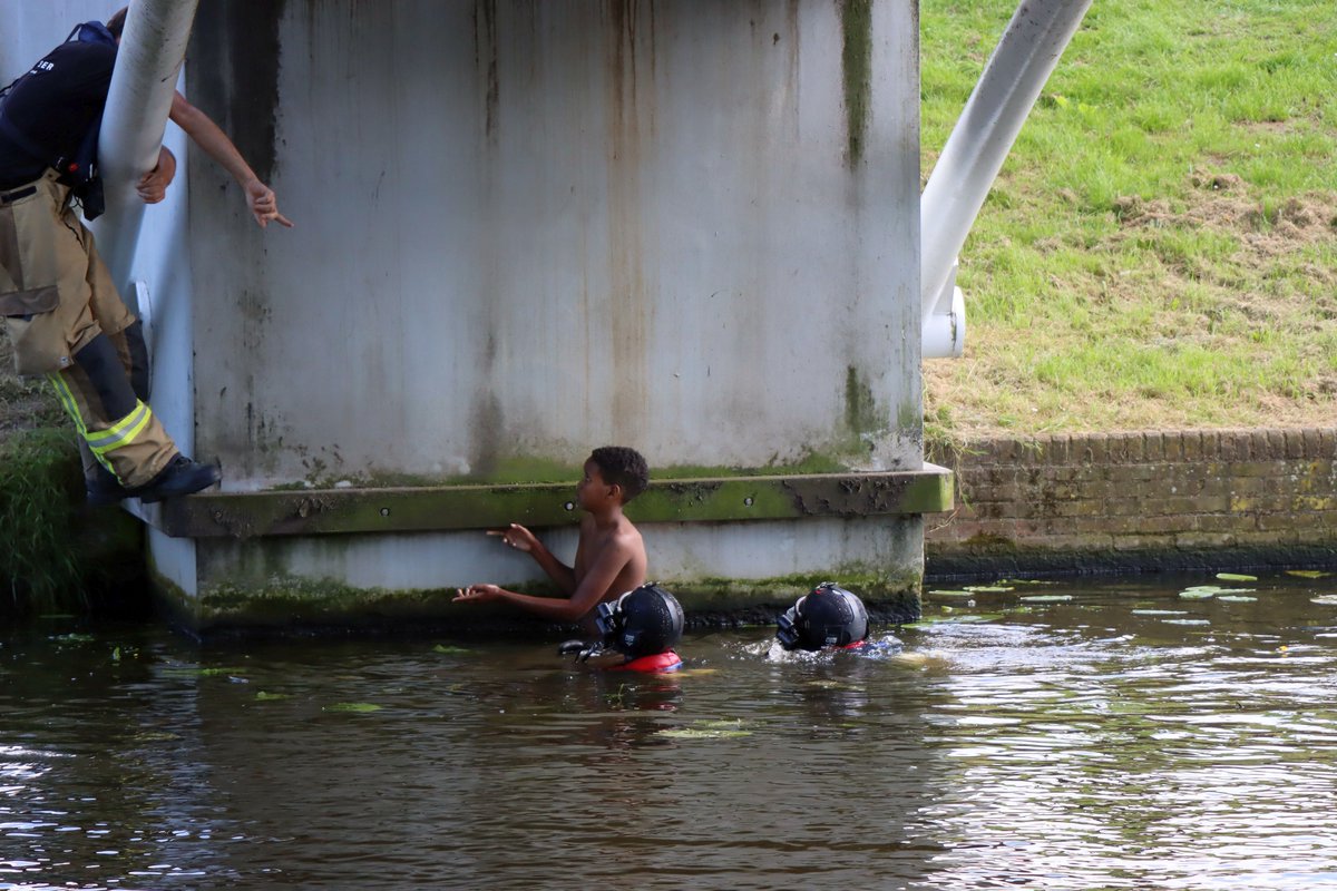 PersburoUNN's tweet photo. Flinke paniek zojuist in het #Erasmuspark in Oud-West waar een puber met zijn voet vast zat onder de brug. Alle hulpdiensten snel ter plekke en liep alles goed af. #WO1 @BrandweerAA https://t.co/tDaGbH499R