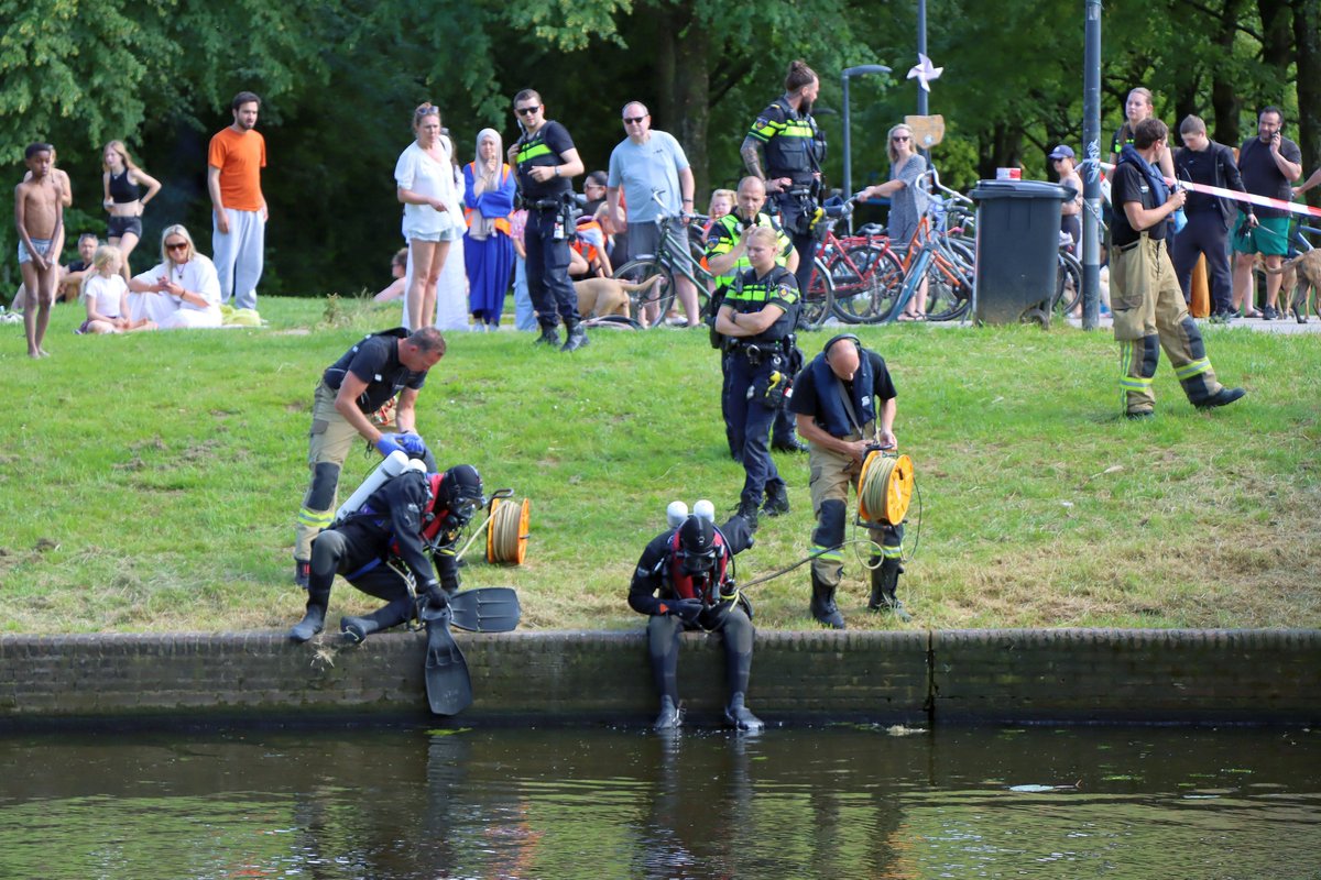 PersburoUNN's tweet photo. Flinke paniek zojuist in het #Erasmuspark in Oud-West waar een puber met zijn voet vast zat onder de brug. Alle hulpdiensten snel ter plekke en liep alles goed af. #WO1 @BrandweerAA https://t.co/tDaGbH499R