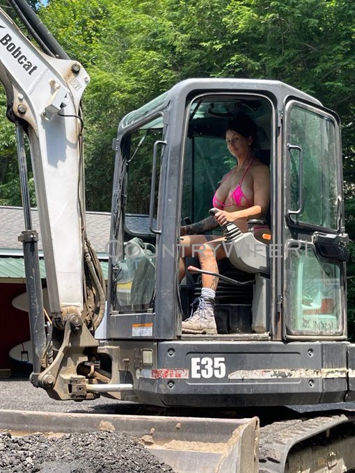 Had to do some work in the yard, too hot for work clothes   Milker Monday, blue collar style 😘 https://t