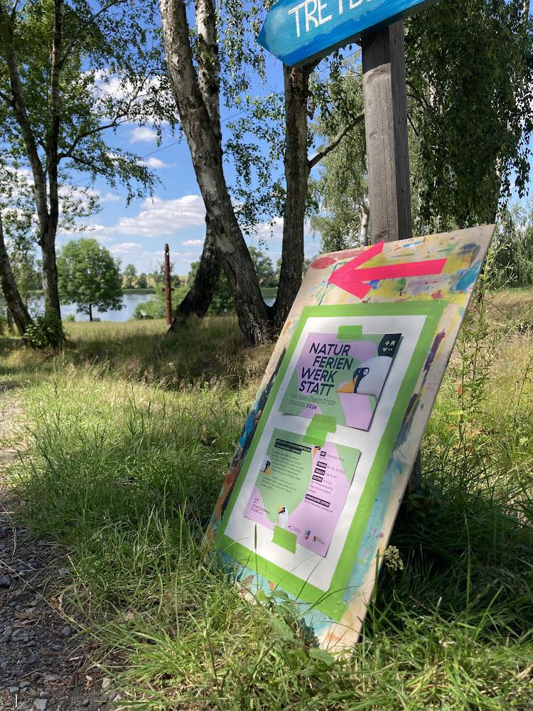 LadenDer's tweet photo. Heute ist unsere Ferienwoche an den Lübschützer Teichen in #Machern gestartet. Wir haben uns Heidi vom #NDK @SachsenEns eingeladen und über die Produktion von Schokolade gesprochen, selbst welche hergestellt + dabei viel gelernt. Danke! Baden+töpfern ging auch noch. #fairerhandel https://t.co/Tq3WBZdsoS