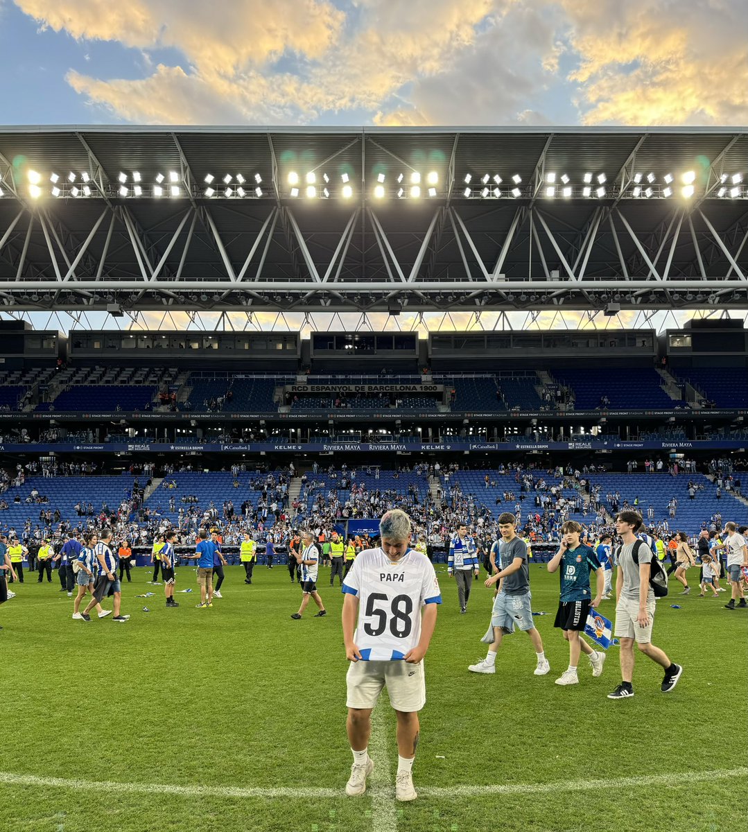 Papá, hace menos de un año, en casa, te prometí que este año tu equipo volvería a primera, la vida no ha dejado que estuvieras aquí para vivirlo conmigo, pero estoy seguro que allí donde estés, estarás super orgulloso 💙🤍