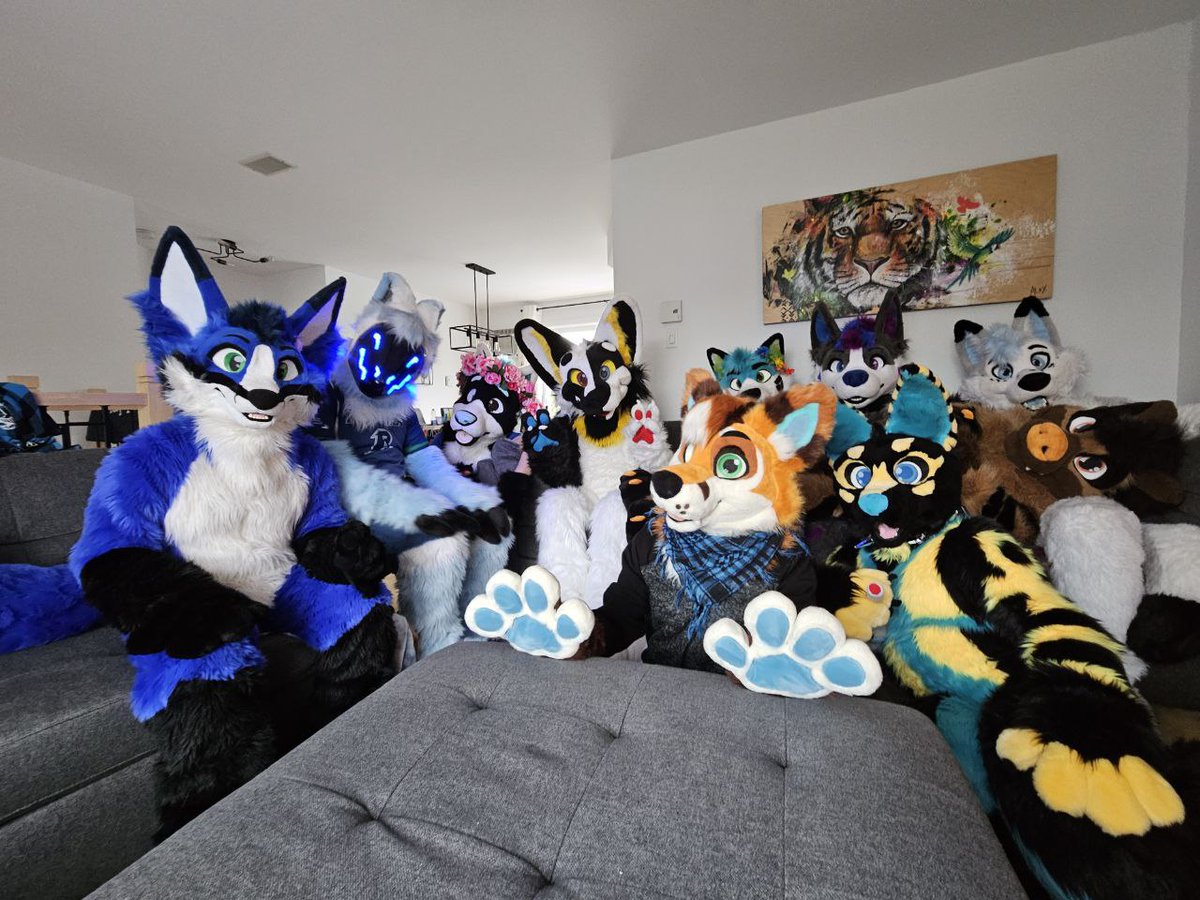 Had an incredible weekend with so many fluffs. Was great to see you all 💙

📸: <a href="/Chaphogriffon/">🍎🍏Chaphogriff 🌻🐺 🔜 Eurofurence29</a>