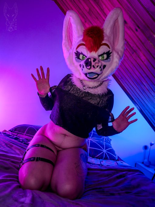 📸 Set 106 Noohm ❤️ Just more of previous set 😌 Stay horny and watch her 😈  With @CorgiMaw   Full set