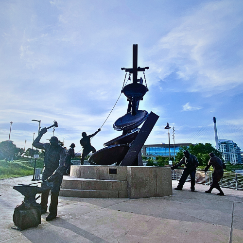 wbils_'s tweet photo. Omaha's Monument To Labor - A  symbol of dignity, inspiration and dedication of the American worker.
 
The Monument stands tall at 271 tons, featuring ladles from the original smelting plant and 5 awe-inspiring bronze sculptures, depicting the strength of our nation's workforce. https://t.co/9iajvcv9Sq
