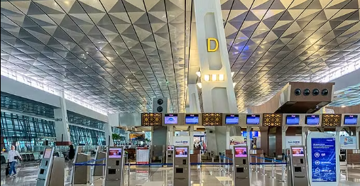 H4ckmanac's tweet photo. 🚨 #CyberAttack 🚨

🇮🇩#Indonesia: The attacker demanded an $8 million ransom using a new variant of Lockbit 3.0 ransomware, which led to the compromise of Indonesia's national data center.

This attack disrupted immigration checks at airports and various other government services.

Full article: https://t.co/r32LsXJPqI

#Ransomware