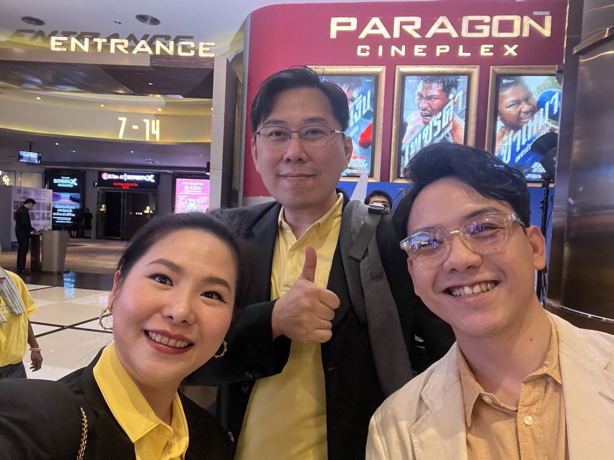 _RightTeam's tweet photo. วันนี้แก้ม มีโอกาสได้มาดูหนัง “2475 รุ่งอรุณแห่งการปฏิวัติ” 

ถือเป็นโอกาสดีที่วันนี้ตรงกับวันที่ 24 มิ.ย. ซึ่งเป็นวันครบรอบการเปลี่ยนแปลงการปกครองไทย จากสมบูรณาญาสิทธิราชย์มาเป็นระบอบประชาธิปไตยอันมีพระมหากษัตริย์เป็นประมุข 

หนังเรื่องนี้ใช้วิธีเล่าเรื่องโดยให้เด็กรุ่นใหม่ 3 คนเป็นผู้ตั้งคำถาม และลุงดอนเป็นผู้ตอบ สลับกับการเล่าถึงประวัติศาสตร์ในช่วง 2475 ไปพร้อมๆกับสะท้อนให้เห็นถึงมุมมองอันแตกต่างของแนวคิดเรื่องประชาธิปไตย รวมถึงความเสียสละของสถาบันพระมหากษัตริย์ของไทย ที่เป็นส่วนสำคัญที่ทำให้การเปลี่ยนแปลงการปกครองเป็นไปด้วยความราบรื่นที่สุด

ตลอด 92 ปี ของการเปลี่ยนแปลงการปกครอง ชวนให้คิดว่า อดีตเป็นเรื่องที่ไม่สามารถแก้ไขได้ แต่เราสามารถเรียนรู้จากมันได้และทำปัจจุบันให้ดีที่สุดเพื่อส่งต่ออนาคตประเทศไทยที่สดใสกว่าเดิมให้กับลูกหลานเรา

#ทีมไรท์ #RightTeam #2475รุ่งอรุณแห่งการปฏิวัติ #แก้มพัชรนันท์