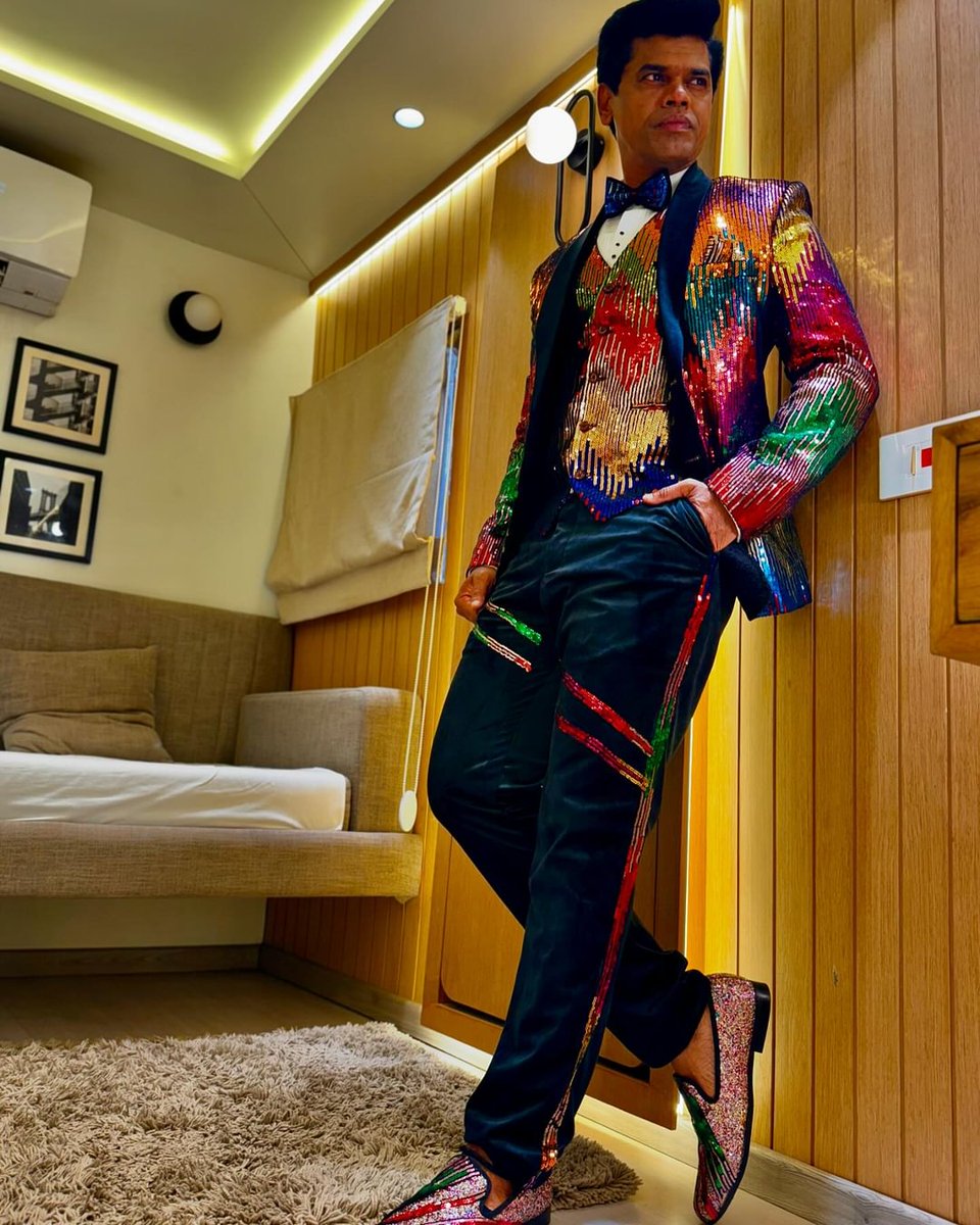SIDDHARTH23OCT's tweet photo. #आपलासिध्दू in disco mode...
Style by @fashion_wit_amu
@abito_clothing
#glitter #marathimulga #disco
#Siddharthjadhav #peopleschamp
#siddhumoments #SiddhuStyle #styling #stylist https://t.co/QvoBDYvYh1