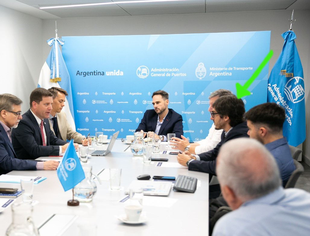 puertos_en's tweet photo. Hijos de la Casta (Parte 4)
Carlos Ferrari: militante K y ex funcionario de @CFKArgentina.
Rey de los ñoquis. Hijo de histórico "RECAUDADOR" de RETORNOS. Hoy protegido en @AGPuertos por el interventor Benvenuto.
Estuvo adscripto en publicidad de Casa de Gobierno con @alferdez https://t.co/IXZkDBNNG7