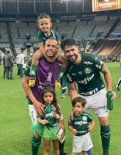 Infos_palestra's tweet photo. Mayke sobre promessa feita ao Luan:

- O Luan é um grande irmão meu, e o Murilo (filho do Luan) é amigo dos meus filhos. Ele (Luan) me pediu para continuar levando os dois (Murilo e Cecília) ao Allianz Parque porque depois eles vão sentir muita falta. Eles têm um carinho enorme pelo Palmeiras e temos de manter essa felicidade deles