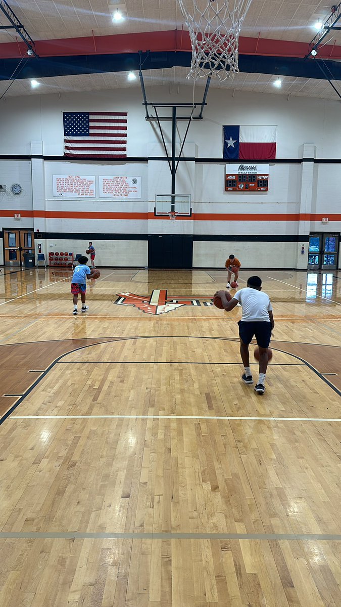 Gonzales Basketball tweet media