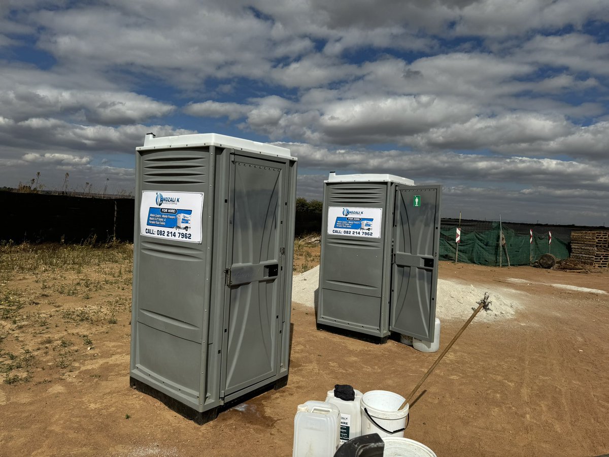 ndzali_k's tweet photo. Road construction toilet services 🚽 🧼 🛁
#ndzalikbe #sitetoilet #constructiontoilet #toilethire #portabletoilet #viptoilet #mobilefridges https://t.co/b43u7rxVN3