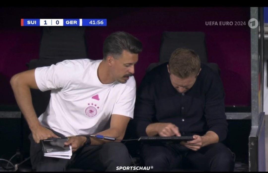 - Und dann schneidest du die Melone mit dem Finger, so.

- Boah.