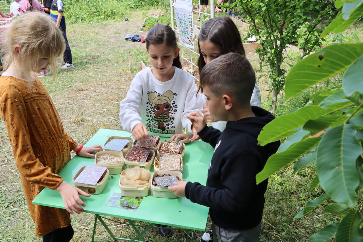 BenmiloudKarim's tweet photo. 🐞🌱 13 juin 2024 : inauguration du jardin partagé de l’école de Malintrat
Avec @laurentpejoux, directeur de la Fondation Hermès, magnifique visite du jardin pédagogique #manuterra de l’école de Malintrat (63), réalisé avec le soutien du #CPIE.
Plus : https://t.co/atQgxF0rJi… https://t.co/Rdww7z9jqX