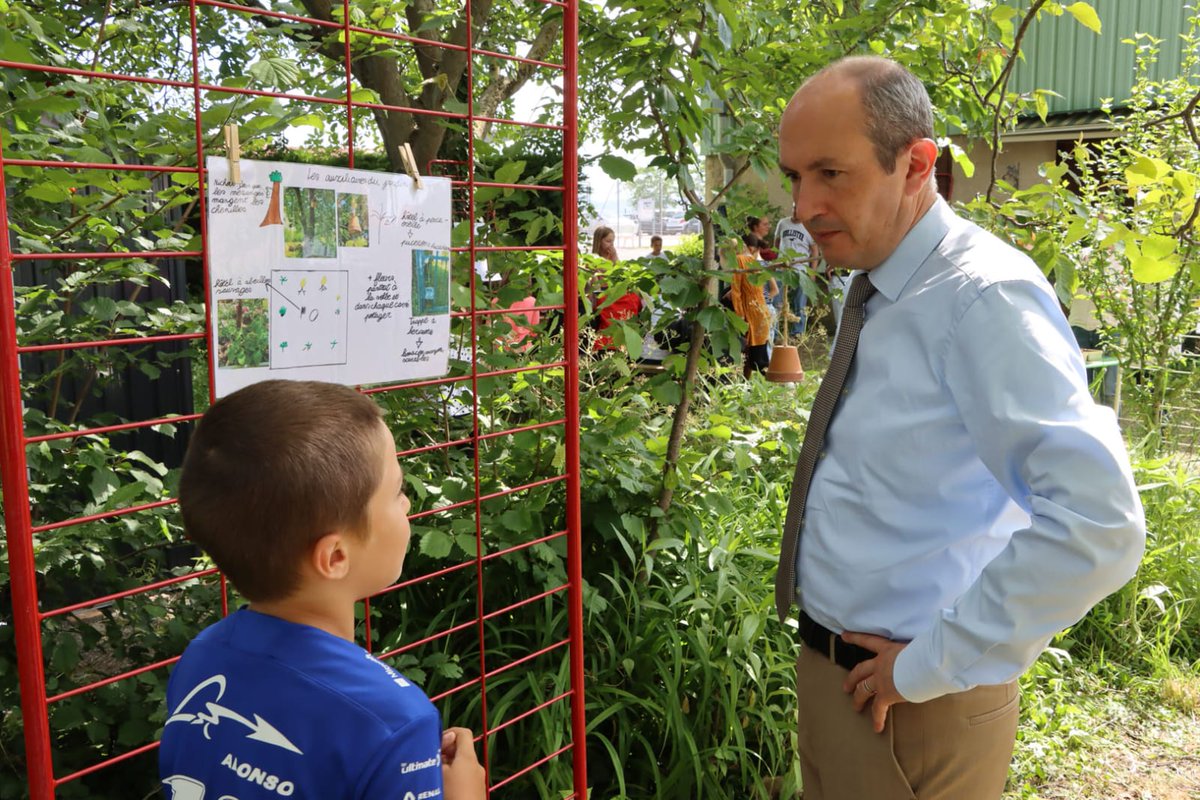 Karim BENMILOUD (@benmiloudkarim) on Twitter photo 🐞🌱 13 juin 2024 : inauguration du jardin partagé de l’école de Malintrat
Avec <a href="/laurentpejoux/">Laurent Pejoux</a>, directeur de la Fondation Hermès, magnifique visite du jardin pédagogique #manuterra de l’école de Malintrat (63), réalisé avec le soutien du #CPIE.
Plus : ac-clermont.fr/inauguration-d… 🐞🌱 13 juin 2024 : inauguration du jardin partagé de l’école de Malintrat
Avec <a href="/laurentpejoux/">Laurent Pejoux</a>, directeur de la Fondation Hermès, magnifique visite du jardin pédagogique #manuterra de l’école de Malintrat (63), réalisé avec le soutien du #CPIE.
Plus : ac-clermont.fr/inauguration-d…