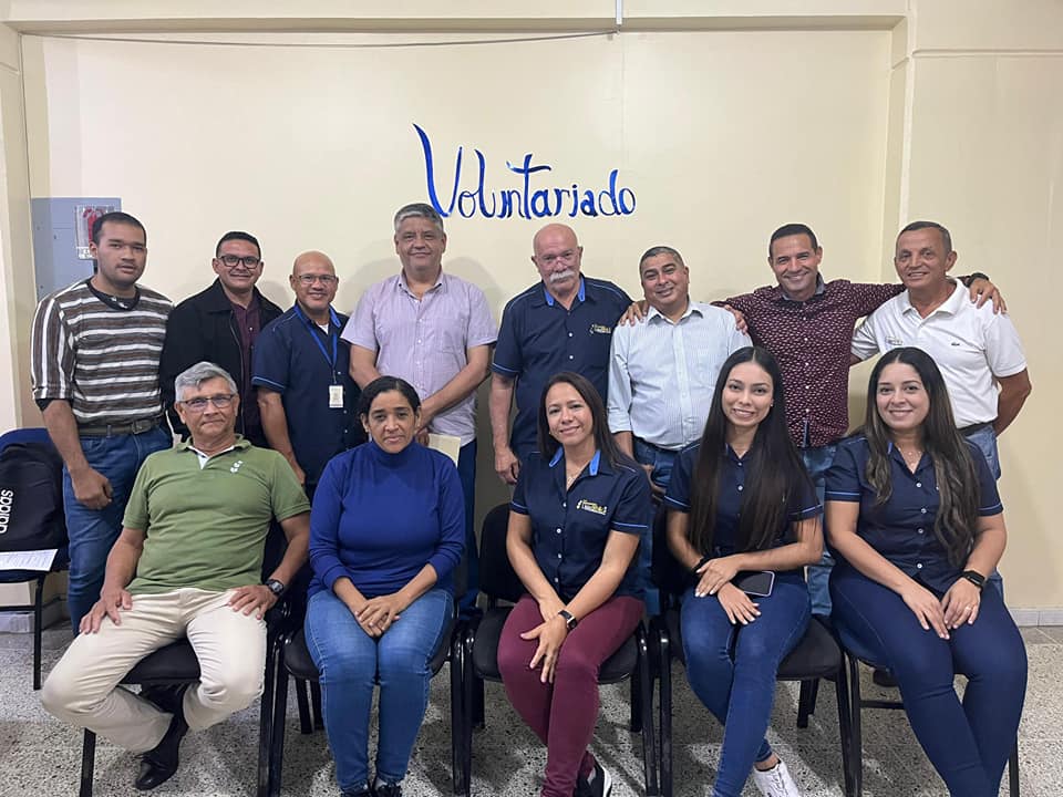Un equipo que trabaja unido para llevar el mensaje de salvación ...